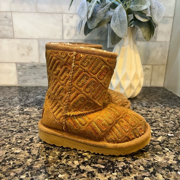 Girls Ugg Boots with multicolor stitching - Picture 1 of 9